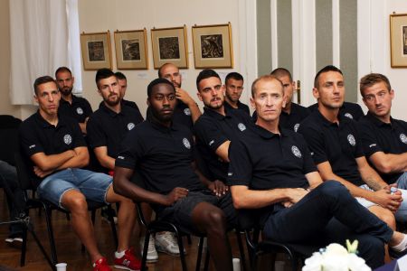 Novi R